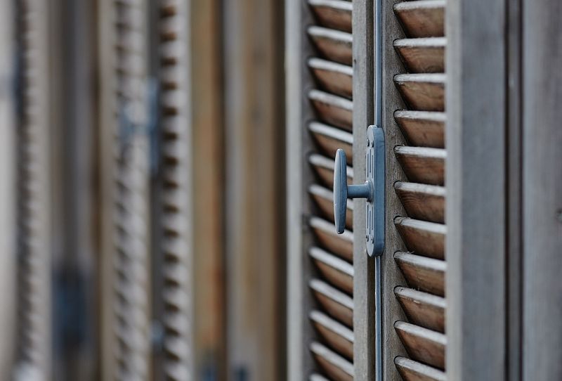 Shutter Reattachment in Kansas City, KS